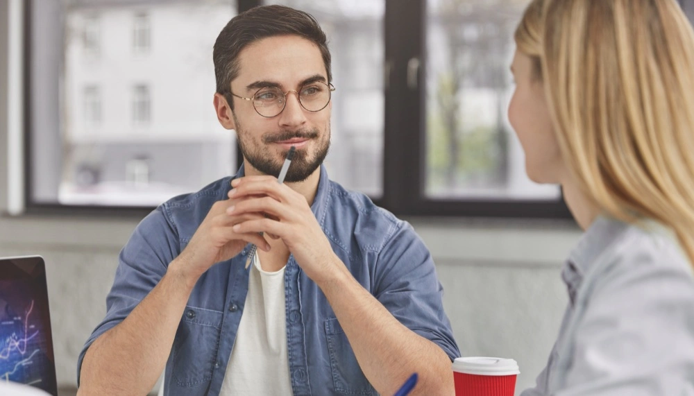 aktives-zuhoeren-starke-wirkung-wie-gute-fuehrungskraefte-wirklich-zuhoeren